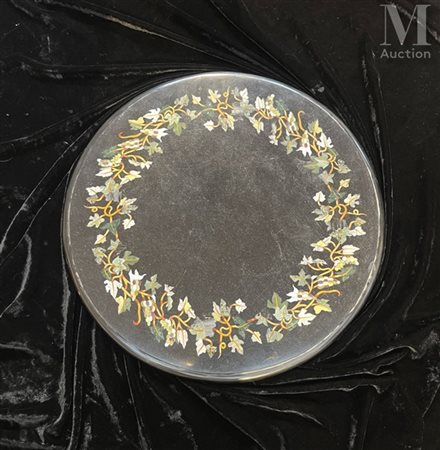 PIETRA DURA Plateau circulaire en marbre noir à décor en marqueterie de...