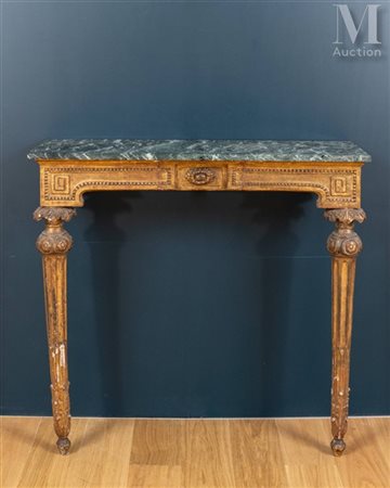 Console d'applique Bois mouluré, sculpté et doré, à décor de frises de perles...