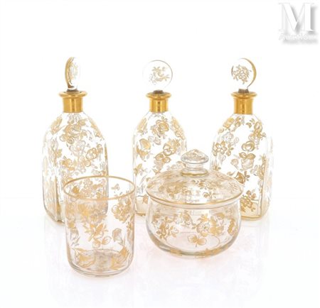 DELVAUX, 18 rue Royale (Paris) Service en verre et rehauts d'or Comprenant...