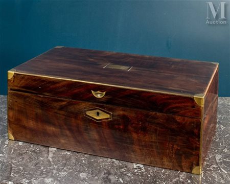 Écritoire de voyage Placage d'acajou et laiton doré, ouvrant à un abattant...