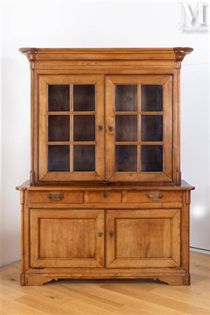 Armoire Armoire vitrine En bois sculpté, ouvrant à deux portes vitrées en...