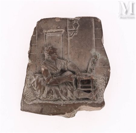 Fragment de bas-relief en terre cuite Figurant une remailleuse de chaise....