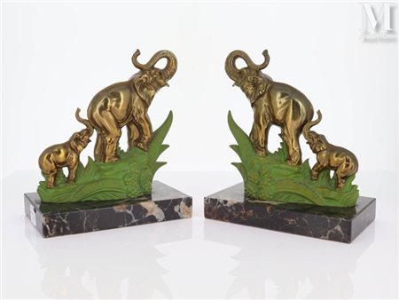 Paire de serre-livres En métal patiné et doré figurant des éléphants. Base en...
