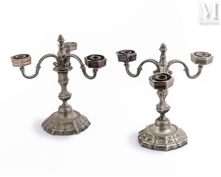 Paire de candélabres En métal argenté, à trois feux garnis de bobèches...