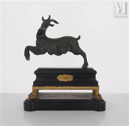 Bouc chargeant Sculpture en bronze à patine brune Présentée sur une base en...