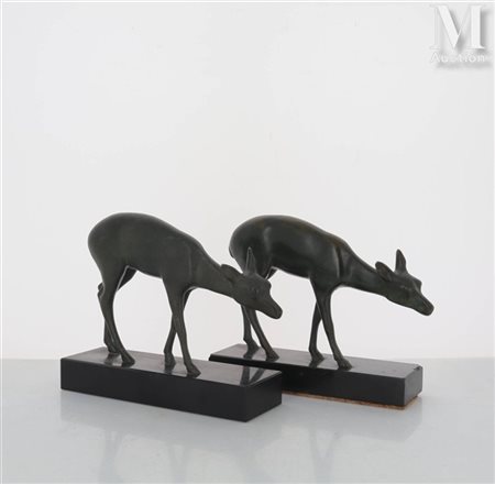 LUC Deux biches Sculptures en bronze à patines brunes. Une signée sur la...