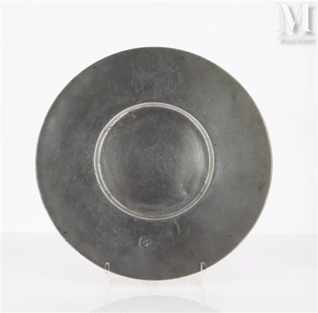 LYON, XVII ème siècle Petit plat Étain fondu et martelé à aile large unie dit...