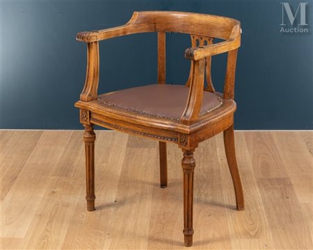 Fauteuil de bureau En bois naturel mouluré et sculpté, le dossier concave...