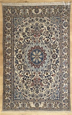 Fin Nain Iran En laine et soie Dimensions 185 x 117 cm Velours en laine de...