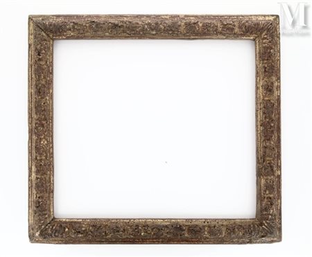 Cadre En bois sculpté et doré à profil renversé, à décor de paquets de...