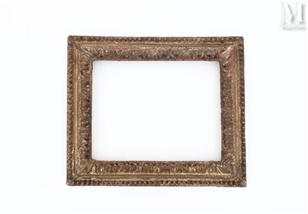 Cadre En bois sculpté et doré à profil renversé, à décor de frise de perles...