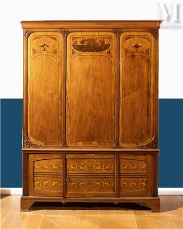 Meuble d'architecte en bois et marqueterie Orné, en partie haute, d'une...