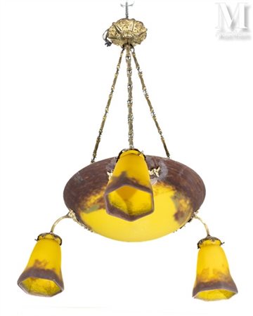 Müller Frères Lustre en pâte de verre teintée jaune et violet composé d’une...