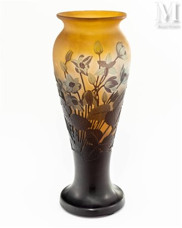 GALLE – Nancy "Anémones sauvages" Vase en verre multicouche de forme balustre...