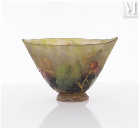 DAUM - Nancy Coupe en verre doublé teinté à décor de fruits des bois. H. : 8...