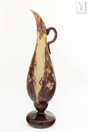 LE VERRE FRANÇAIS "Lauriers". Circa 1924-27. Aiguière en verre double de...