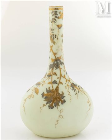 Travail Art Nouveau Vase en verre opalin blanc à panse aplatie et long col...