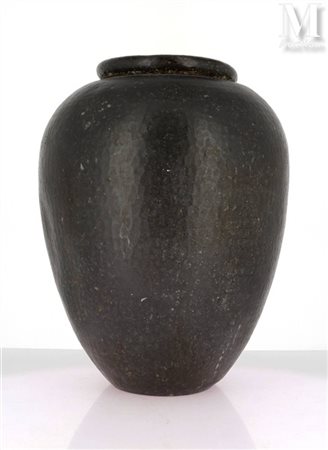 Jean DUNAND (1877-1942) Vase ovoïde, c. 1910 A corps pansu, en dinanderie...