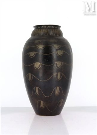 Jean DUNAND (1877-1942) Vase ovoïde à ressaut, c. 1920 Dinanderie de cuivre...
