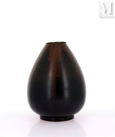M. CHARLES (XX ème) Vase ovoïde en dinanderie de bronze à motifs géométriques...
