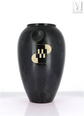 Vase en dinanderie de cuivre laqué A décor de figures géométriques et...