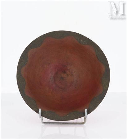 Claudius LINOSSIER (1893-1953) Coupe haute Dinanderie de cuivre montée au...