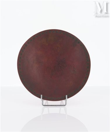 Claudius LINOSSIER (1893-1953) Coupe circulaire Dinanderie de cuivre montée...