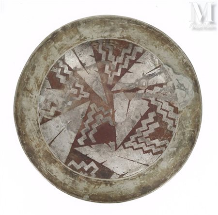 Fernand GRANGE (XX) Plat circulaire creux en dinanderie à décor géométrique...