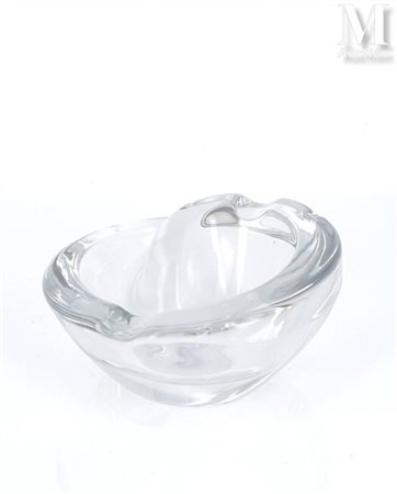 BACCARAT Cendrier en verre pressé moulé. H. : 6,5 - Diam. : 13 cm. (Rayures)....