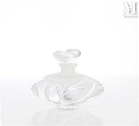 LALIQUE France Flacon en verre pressé moulé et amati. Signé sous la pièce. H....