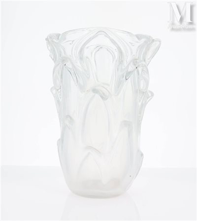 Cristal J.B France Vase en cristal moulé à décor de vaguelettes en reliefs....