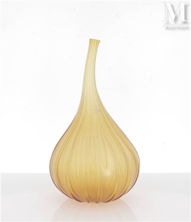 SALVIATI Vase soliflore piriforme en verre de Murano teinté noir à décor...