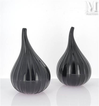 SALVIATI Deux vases soliflores piriformes en verre de Murano teinté ocre pour...