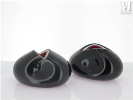 SALVIATI Paire de vases en verre de Murano overlay à col pincé. Modèlé...