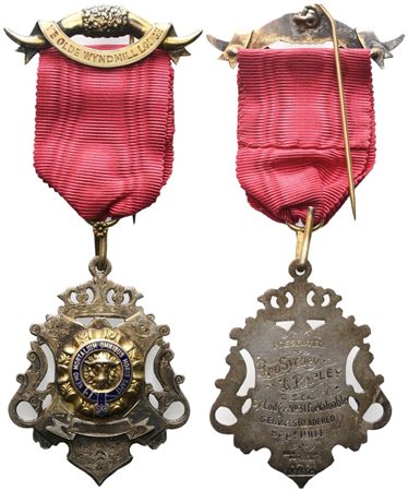  
Medaglia "Nemo Mortalium Omnibus Horis Sapit",  Ye Olde Wyndmill Lodge, AG E Smalti (43,1 x 112 mm)  
 