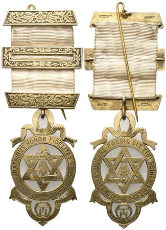  
Medaglia DEO REGI FRATRIBUS HONOR FIDELITAS BENEVOLENTIA, "Wisdom Peace Strenght Concord Beauty Truth", Exalted, AG Dorato (34,6 x 105,3 mm) 
 