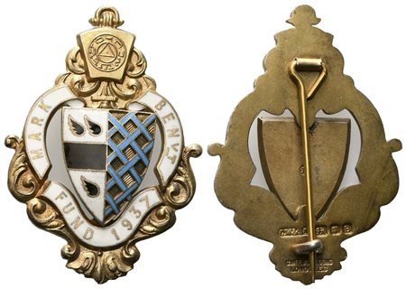  
Spilla Mark Benev_t - Fund 1937, AG E Smalti (34,3 x 47,9 mm) 
 