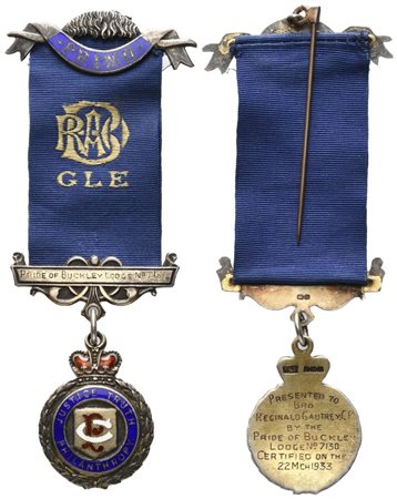 
Medaglia "Justice Truth Philanthropy", Primo, G L E, Pride Of Buckley Lodge N° 7130, AG E Smalti (27 x 116 mm) 
 