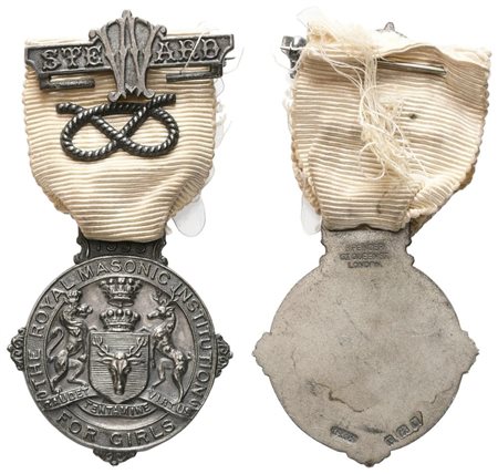  
Medaglia The Royal Masonic Institution For Girls, "Gaudet Tentamine Virtus", 1933, Steward, AG (37 x 73,4 mm) 
 