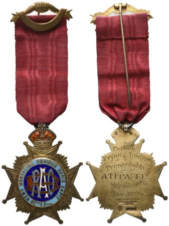  
Medaglia "NEMO MORTALIUM OMNIBUS HORIS SAPIT", AG E Smalti (48,5 x 133 mm) 
 