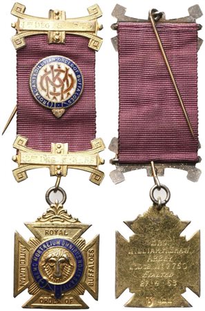  
Medaglia Royal Order Of Antediluvian Buffaloes, "Nemo Mortalium Omnibus Horis Sapit", 1st Deg. 8.11.53 - 2nd Deg. 6.3.55, AU E Smalti (33,5 x 119,5 mm) 
 