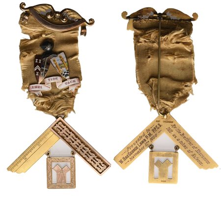  
Medaglia In Oro, Smalti E Miniatura "Audi Vide Tace", 1900 (68 x 119 mm) 
 