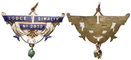  
Ciondolo "LODGE SIWALIK N° 2939 E. C." In Oro E Smalti Con Pietrina Verde (38 x 30 mm) 
 