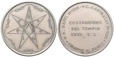  
Medaglia A. Saffi N° 105 - G. Garibaldi N° 520, Oriente Di Forlì, Costruzione Del Tempio 5977 V. L., AG (44,8 mm) 
 