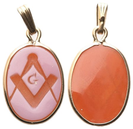  
Ciondolo In Oro "G" Con Squadra E Compasso su Agata (14,7 x 23,2 mm) 
 