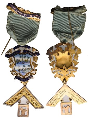  
Medaglia "EBUTE METTA" LODGE N° 3973 E. C. - "Tria Juncta In Uno", AU Smalti E Miniatura (49,5 x 128 mm) 
 