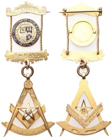  
Medaglia "Lodge Georgetown" N° 1170 Of A. F. & A. Masons, "In The Lord Is All Our Trust", Bro J. A. Robertson R. W. M. 1920, AU E Smalti Con Brillantino (33,3 x 82 mm) 
 