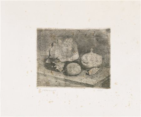 GIORGIO MORANDI 1890 - 1964 NATURA MORTA CON ZUCCHERIERA, CONCHIGLIE E FRUTTO...