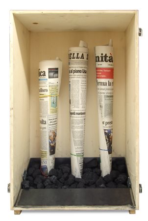 JANNIS KOUNELLIS Il Pireo (Grecia) 1936 Fabbrica 2002 Giornali, carbone e...