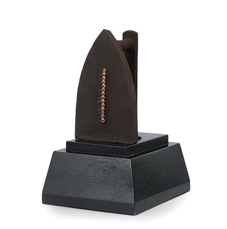 MAN RAY Philadelphia 1890 - Parigi 1976Cadeau 1921, 1974ferro da stiro con...